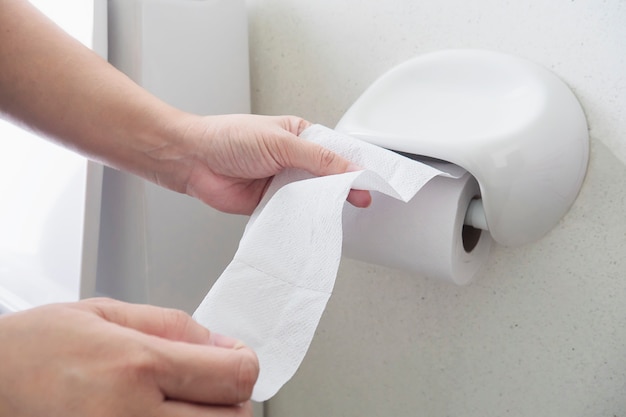 Free photo lady pulling tissue in toilet