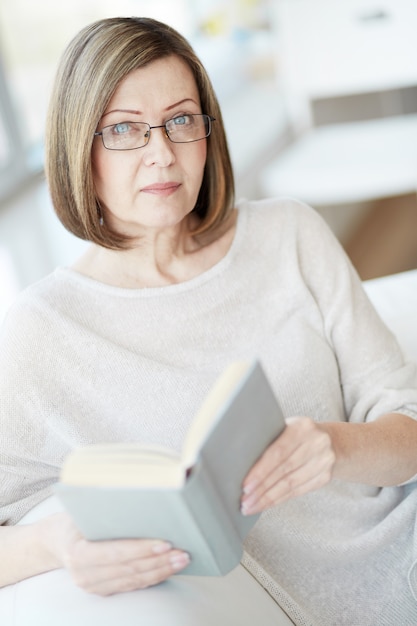 女性は家で本を読んで