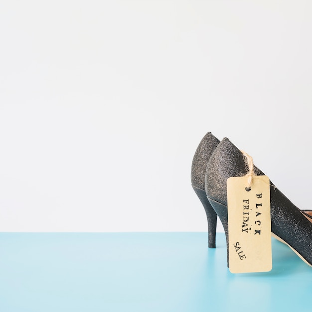 Бесплатное фото Женская обувь с биркой для продажи