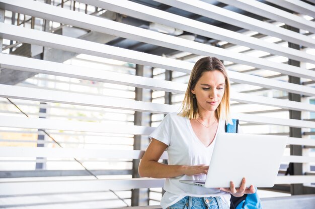 Lady with backpack browsing laptop