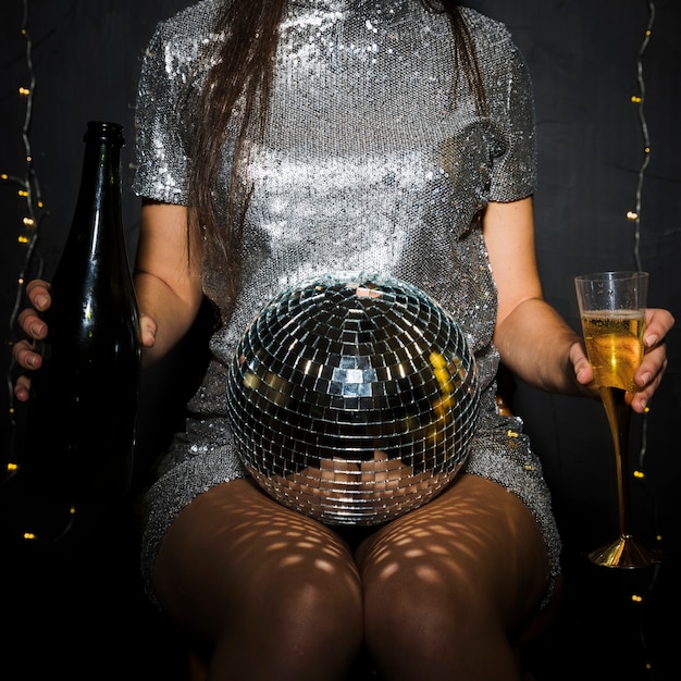 Бесплатное фото Леди с бутылкой шампанского, стаканом и диско балом