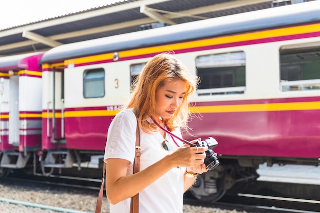 Foto gratuita signora con macchina fotografica sul deposito