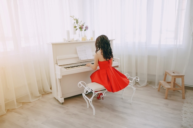 lady with piano