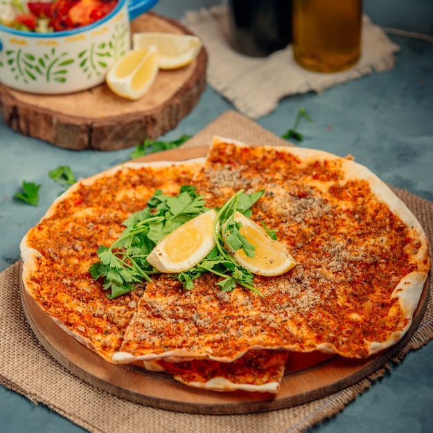Lahmacun with lemons and greens