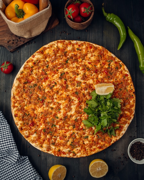 турецкая пицца Лахмаджун с мясным фаршем