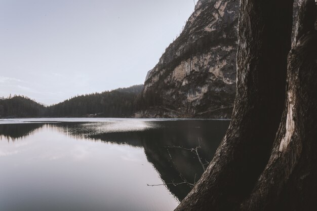 昼間の崖の横にある湖