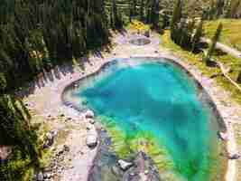 Foto gratuita lago di carezza nelle alpi dolomitiche in italia