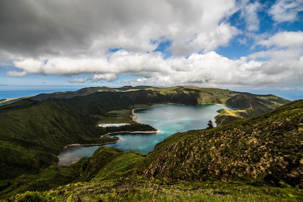 サンミゲル島のピコドフォゴ火山の火口にある火の湖またはフォーゴ湖。サンミゲル島は、大西洋のアゾレス諸島の一部です。