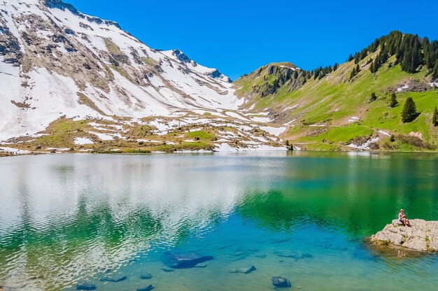 Озеро Лак Лиозон в Швейцарии в окружении гор и снега