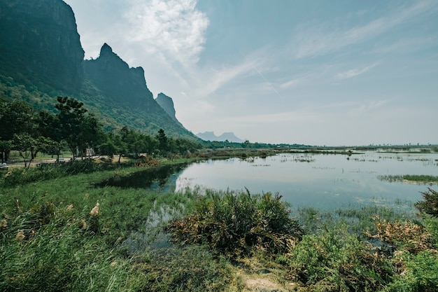 태국에서 호수와 산