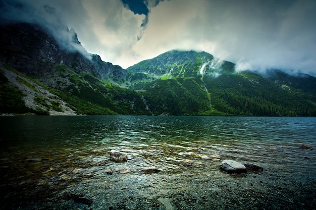 山の中の湖。