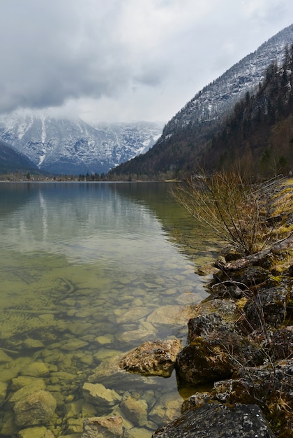 Foto gratuita lago riflettendo le montagne