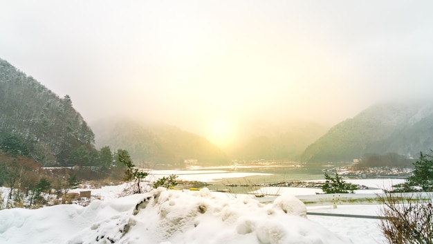 Lago shoji giappone. vista della bella bianco inverno