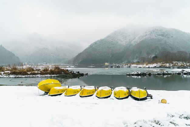精進湖日本。美しい白い冬の景色