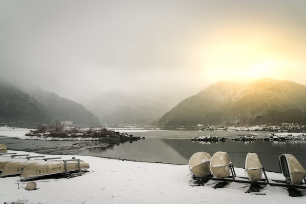 精進湖日本。美しい白い冬の景色