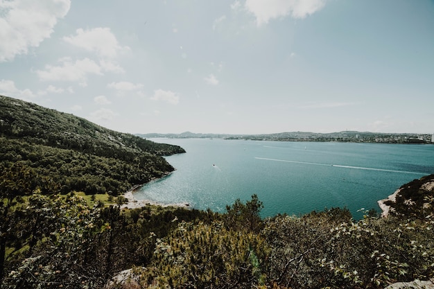 Free photo lake surrounded by rocky landscape