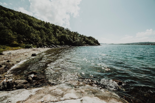 Foto gratuita lago circondato da un paesaggio roccioso