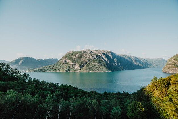 Озеро окружено скалистым ландшафтом