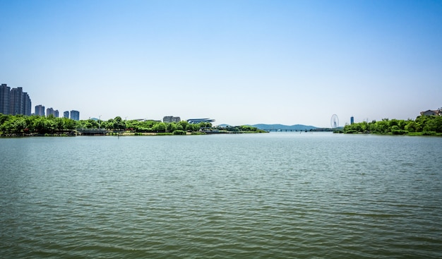 Free photo lake with city