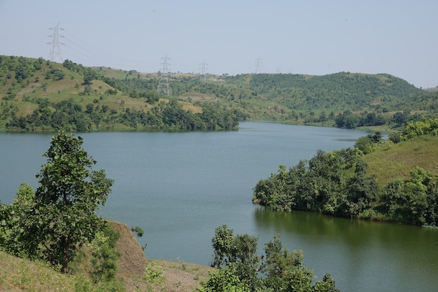 Free photo lake with hills on both sides