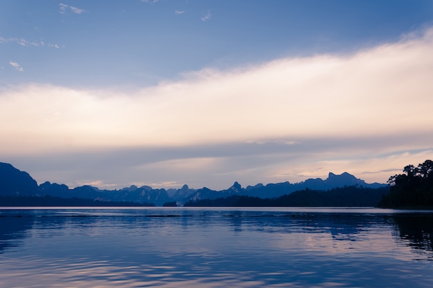 Foto gratuita lago con vista sulle montagne