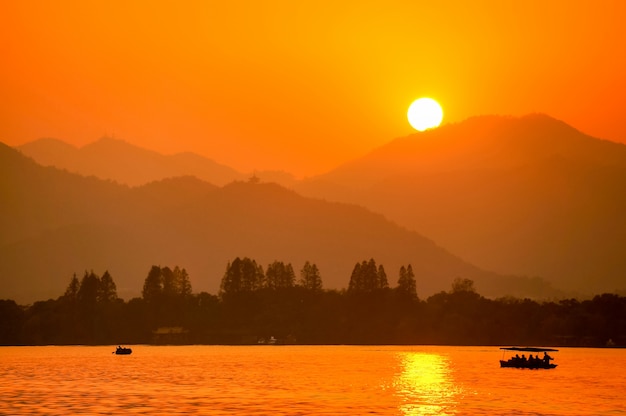 山の背景と湖