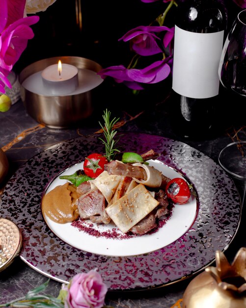 Lamb kebab plate with flatbread and vegetables