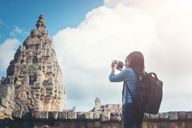 Foto gratuita punto di riferimento della macchina fotografica di architettura vista donna