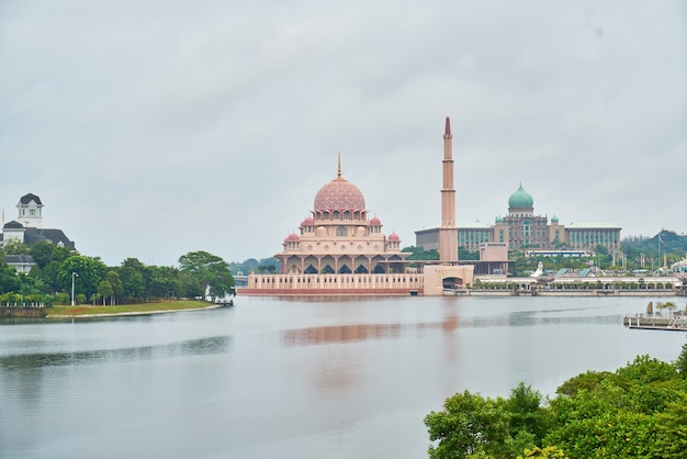 Foto gratuita punto di riferimento islam putrajaya paesaggio geometrico