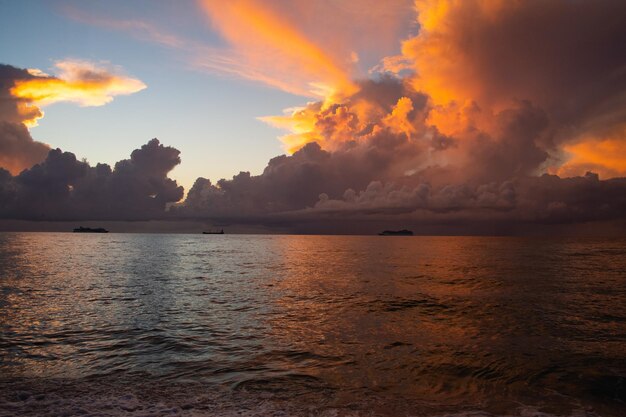 Пейзаж Атлантического океана под облачным небом во время захватывающего восхода солнца утром
