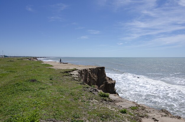 日光の下で海沿いの崖の風景