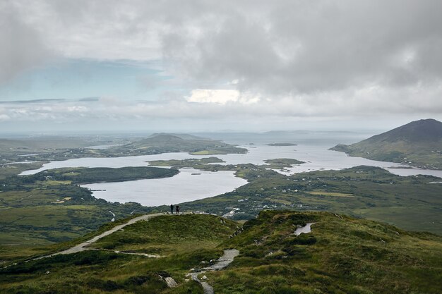 アイルランドの曇り空の下、海に囲まれたコナマーラ国立公園の風景