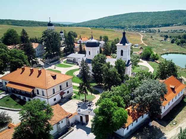 Пейзаж двора монастыря