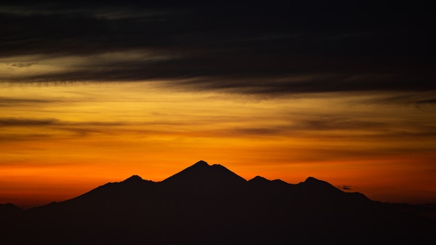 風景。火山を見下ろす夜明け。バトゥール火山。バリ島インドネシア