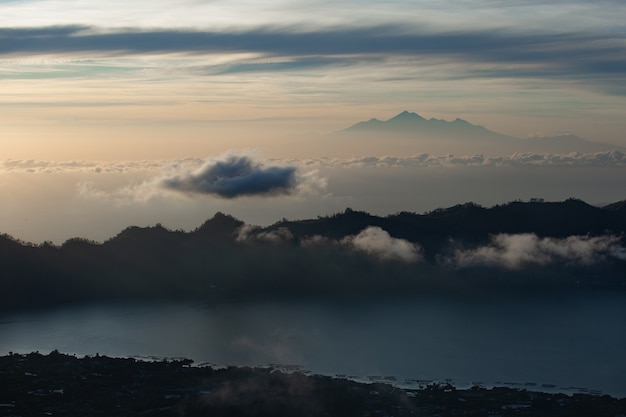 風景。火山を見下ろす夜明け。バトゥール火山。バリ島インドネシア
