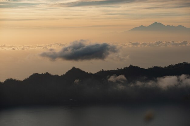 Пейзаж. Рассвет с видом на вулкан. БАТУР Вулкан. Бали Индонезия