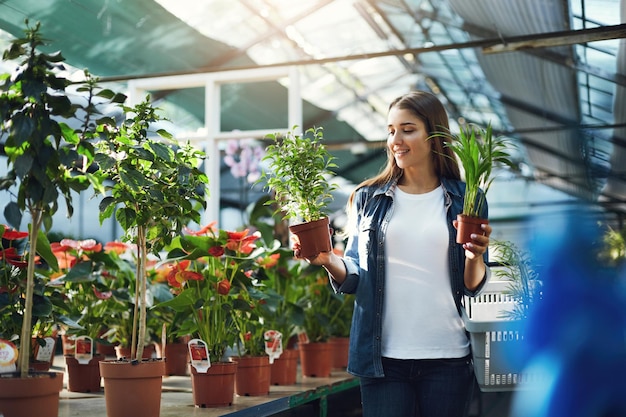 Ландшафтный дизайнер покупает растения для своего клиента в тепличном магазине