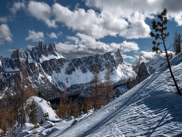 Foto gratuita paesaggio delle dolomiti coperte di neve sotto la luce del sole nelle alpi italiane