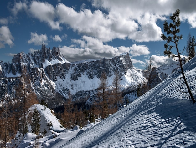 Пейзаж Доломитовых Альп, покрытых снегом, под солнечным светом в итальянских Альпах