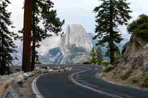 Foto gratuita il paesaggio della glacier point road, circondato da colline rocciose nel parco nazionale di yosemite in california