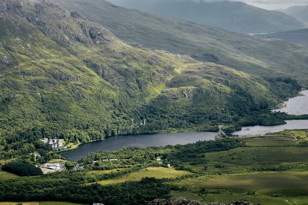 Connemara 국립 공원, 아일랜드에서 흐린 하늘 아래 녹지로 덮여 언덕의 풍경