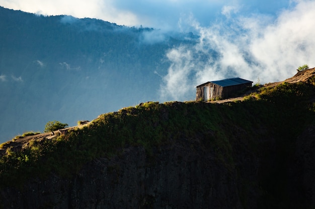 風景。山の家。バトゥール火山。バリ島インドネシア