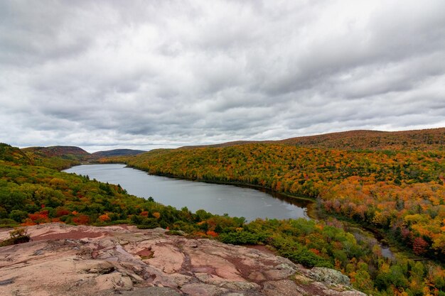Landscape of the Lake of the Clouds surrounded by a forest in autumn in Michigan