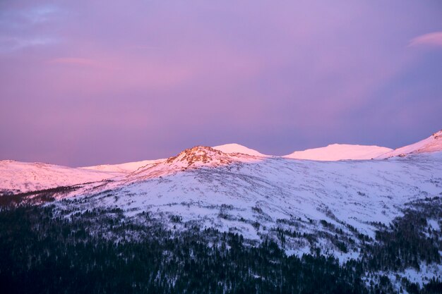 Пейзаж - утренняя заря в горах северного урала в районе горы конжаковский камень.