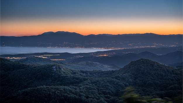 크로아티아 일출 동안 리예카(Rijeka)와 오파티아(Opatija)의 녹지로 덮인 산의 풍경