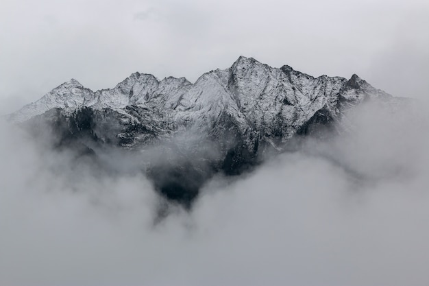 雪に覆われた山の風景