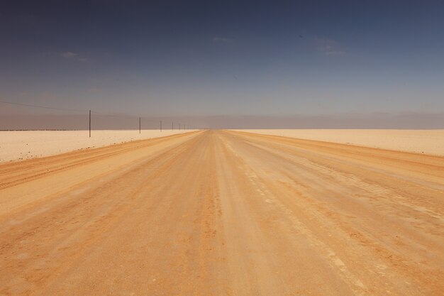 일광에서 햇빛 아래 사막에서 도로의 풍경