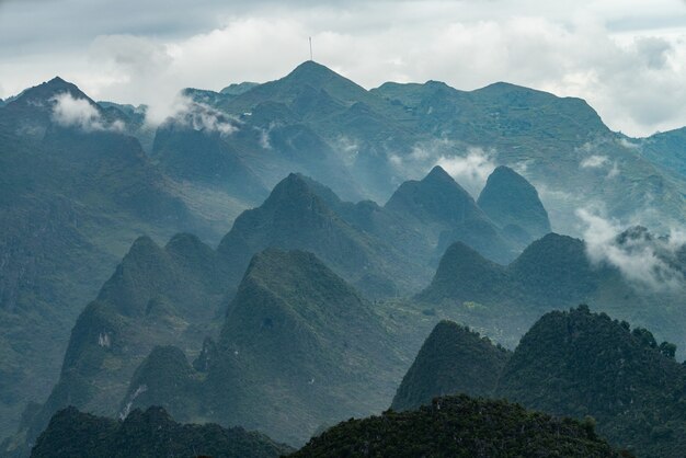 Пейзаж скалистых гор, покрытых зеленью и туманом Вьетнам