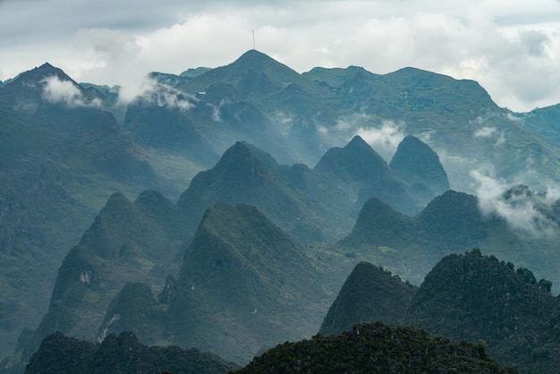 緑と霧のベトナムで覆われたロッキー山脈の風景