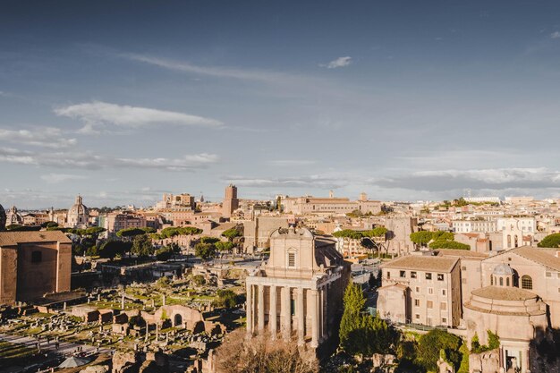 이탈리아 로마의 푸른 하늘과 햇빛 아래 포로 로마노의 풍경